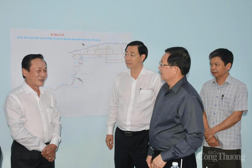 Bí thư Tỉnh ủy Gia Lai Hồ Quốc Dũng (áo xám) cùng Phó Chủ tịch UBND tỉnh Gia Lai Nguyễn Hữu Quế (áo caro) cùng đại diện chủ đầu tư dự án. Ảnh: Hiền Mai