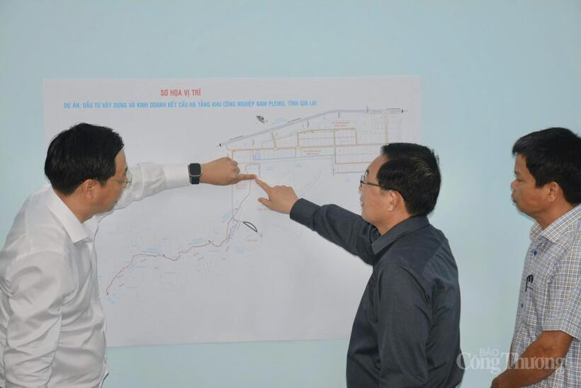 Bí thư Tỉnh ủy Gia Lai Hồ Quốc Dũng yêu cầu sớm phê duyệt dự án, tháo gỡ khó khăn, vướng mắc cho doanh nghiệp. Ảnh: Hiền Mai