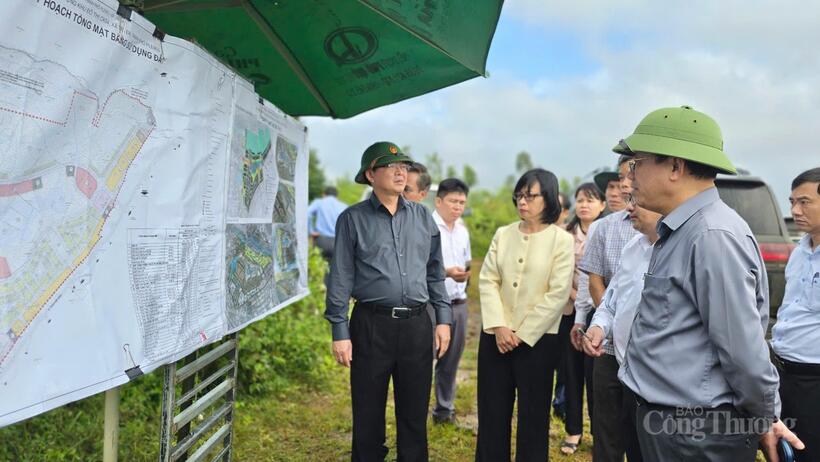Lãnh đạo tỉnh kiểm tra thực tế tại Khu đô thị CK54 (thuộc phường Pleiku). Ảnh: Hiền Mai