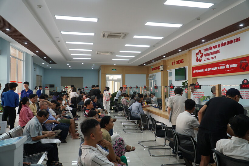 Cao điểm khoảng 9h00 sáng, toàn bộ ghế chờ của Trung tâm đều kín chỗ, phường phải bố trí thêm khoảng 20 ghế chờ dự phòng để phục vụ người dân. Ảnh: Vũ Lê