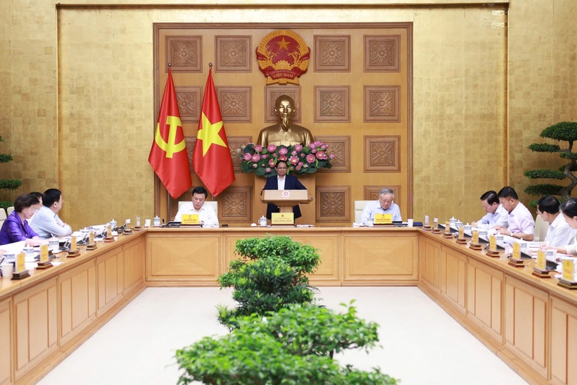 Thủ tướng đề nghị xây dựng và hoàn thiện dự thảo Báo cáo Kinh tế-xã hội và các tài liệu liên quan để trình cấp có thẩm quyền bảo đảm tiến độ, đạt chất lượng tốt nhất. Ảnh: VGP/Nhật Bắc