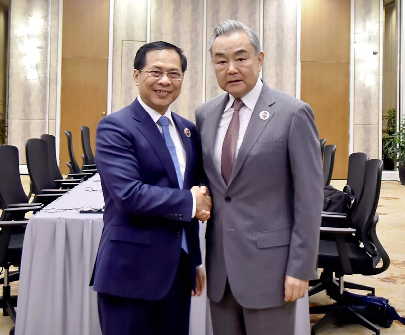 Phó Thủ tướng, Bộ trưởng Bộ Ngoại giao Bùi Thanh Sơn tiếp xúc song phương với Bộ trưởng Bộ Ngoại giao Trung Quốc. Ảnh: Quang Hòa
