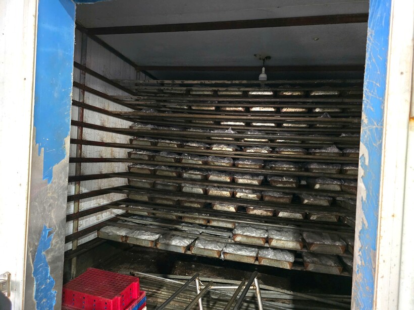 Kho đông lạnh chứa chân gà không rõ nguồn gốc, đã được ngâm tẩm hóa chất để tẩy trắng. Ảnh: Quốc Huy