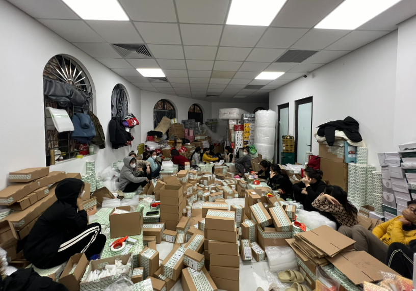 Lực lượng chức năng đột kích, kiểm tra kho hàng tại TP. Hà Nội của hot tiktoker livestream chốt hàng nghìn đơn mỗi ngày. Ảnh: Khánh An