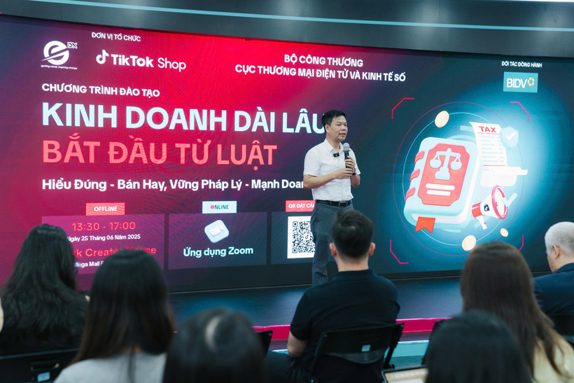 Ông Nguyễn Hữu Tuấn, Giám đốc Trung tâm Phát triển Thương mại điện tử và Công nghệ số (eComDX), Cục Thương mại điện tử và Kinh tế số (Bộ Công Thương) tại chương trình đào tạo với chủ đề “Kinh doanh dài lâu - Bắt đầu từ luật”. Ảnh: Cục Thương mại điện tử và Kinh tế số