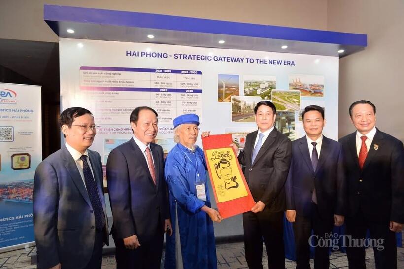 Chủ tịch nước Lương Cường được Nghệ nhân thư pháp Hải Phòng tặng tranh tại sự kiện
