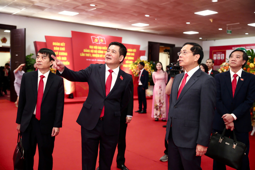 Ủy viên Trung ương Đảng, Bí thư Đảng ủy, Bộ trưởng Bộ Công Thương Nguyễn Hồng Diên giới thiệu với Ủy viên Trung ương Đảng, Uỷ viên Ban Thường vụ Đảng uỷ Chính phủ, Phó Thủ tướng Chính phủ những thành tựu ngành Công Thương đạt được trong nhiệm kỳ 2020 -2025