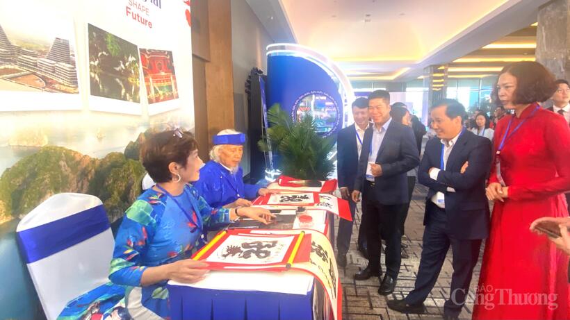 Các đại biểu tham quan các gian hàng triển lãm