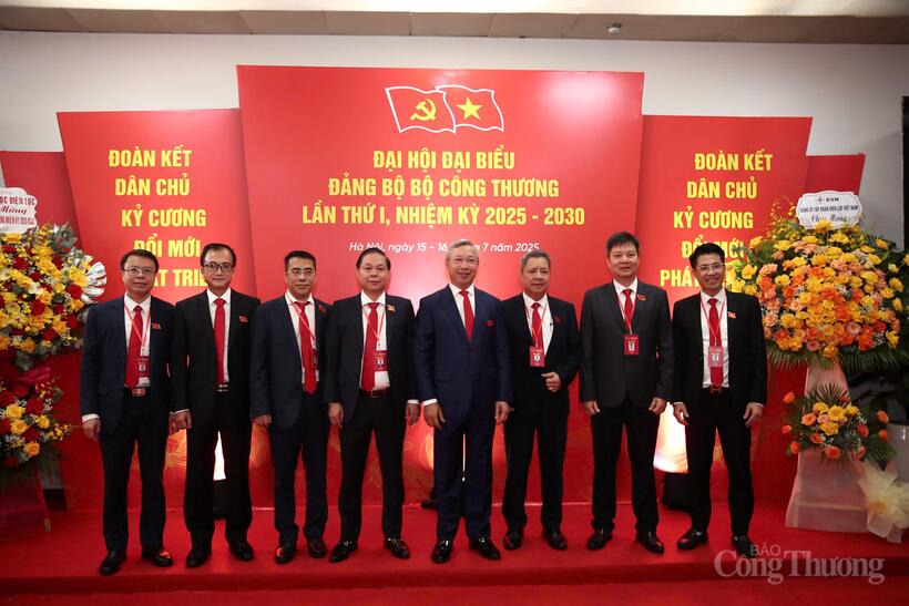 Đoàn đại biểu Đảng bộ Cục Điện lực tham dự Đại hội Đại biểu Đảng bộ Bộ Công Thương nhiệm kỳ 2025 - 2030. Ảnh: Cấn Dũng