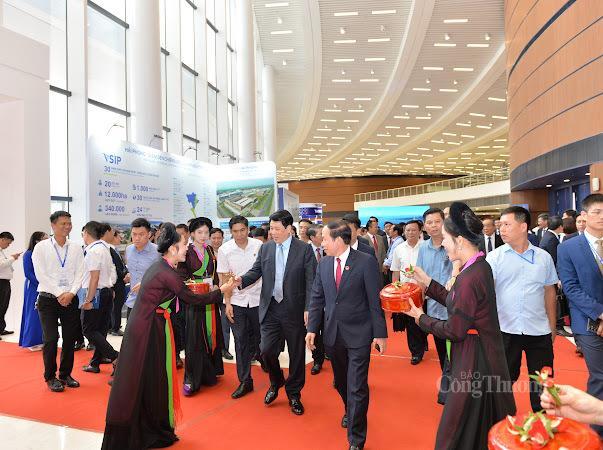 Chủ tịch nước Lương Cường trải nghiệm nét đẹp văn hóa mời trầu của người Hải Phòng tại sự kiện