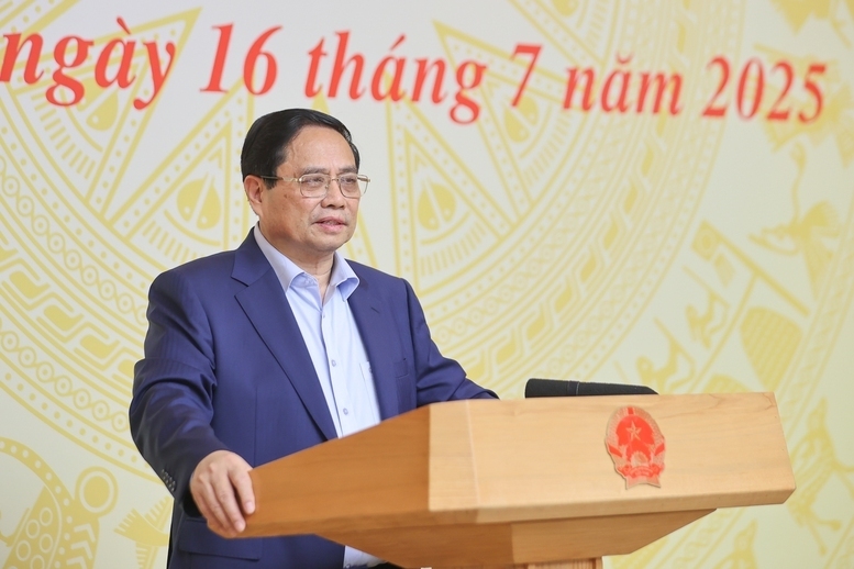 Thủ tướng Phạm Minh Chính chủ trì Hội nghị trực tuyến Chính phủ với địa phương về kịch bản tăng trưởng kinh tế năm 2025 và các nhiệm vụ, giải pháp để thực hiện mục tiêu tăng trưởng năm 2025 - Ảnh: VGP/Nhật Bắc