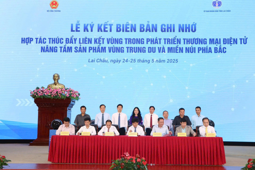 Hội nghị Liên kết vùng tại Lai Châu là một phần trong chuỗi sự kiện nhằm thúc đẩy hợp tác giữa các địa phương, góp phần phát triển thương mại điện tử và mở rộng thị trường tiêu thụ hàng hóa qua các kênh phân phối hiện đại. Ảnh: Cục Thương mại điện tử và Kinh tế số