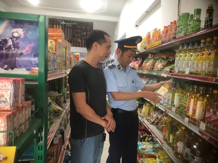 Đội QLTT số 12 thuộc Chi cục QLTT Thanh Hóa tăng cường kiểm tra, giám sát các loại hàng hóa trên thị trường. Ảnh: Quản lý thị trường Thanh Hóa.