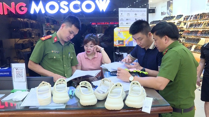 Ngày 28/5/2025, Đội QLTT số 9 đã chuyển giao hồ sơ vụ việc đến Cơ quan cảnh sát điều tra, Công an tỉnh Thanh Hóa để tiếp tục điều tra. Ảnh: Quản lý thị trường Thanh Hóa.