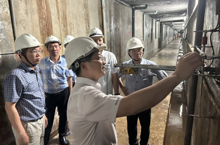 Kiểm tra công tác đảm bảo an toàn đập, hồ chứa thủy điện tại thành phố Đà Nẵng trước mùa mưa bão năm 2025. Ảnh: Bình An