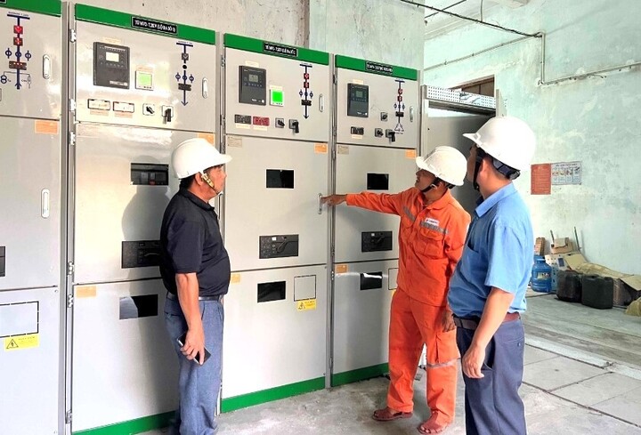 Đội Quản lý điện Tuy An (PC Đắk Lắk) làm việc với Công ty TNHH Xi măng Cosevco Phú Yên về việc điều chỉnh phụ tải vào giờ cao điểm. Ảnh: Bình An