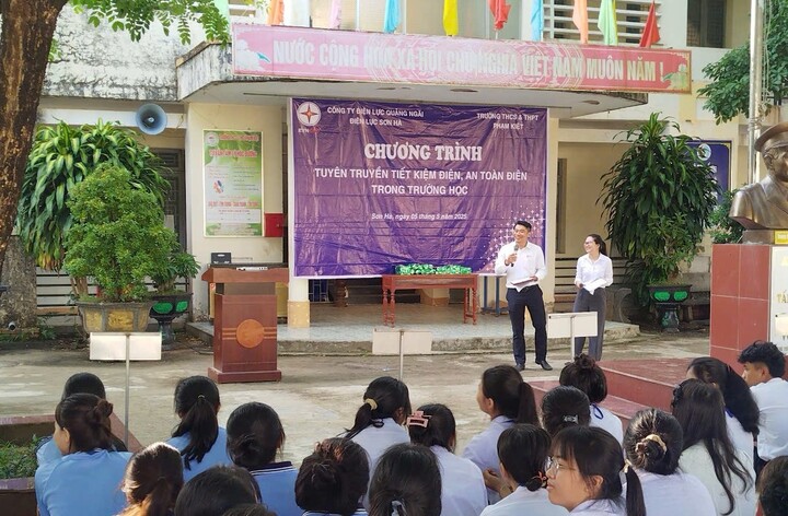 Chương trình sinh hoạt ngoại khoá về tuyên truyền tiết kiệm điện, an toàn điện trong trường học tại trường THCS và THPT Phạm Kiệt (Quảng Ngãi). Ảnh: Bình An