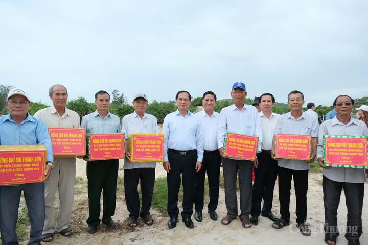 Phó Thủ tướng Chính phủ Bùi Thanh Sơn tặng quà cho người dân tại khu vực quy hoạch dự án Nhà máy điện hạt nhân Ninh Thuận 2.