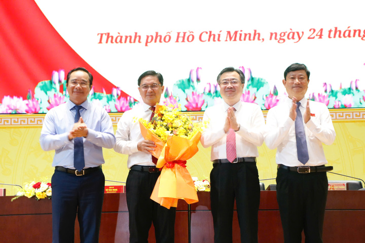 Lãnh đạo TP. Hồ Chí Minh tặng hoa chúc mừng ông Nguyễn Mạnh Cường được bầu giữ chức Phó Chủ tịch UBND TP. Hồ Chí Minh. Ảnh: Minh Khuê.