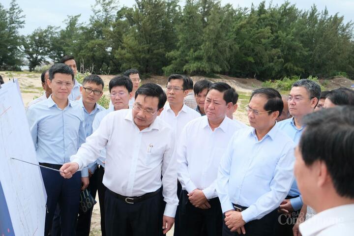 Phó Chủ tịch UBND tỉnh Trịnh Minh Hoàng báo cáo với đoàn công tác về thông tin dự án