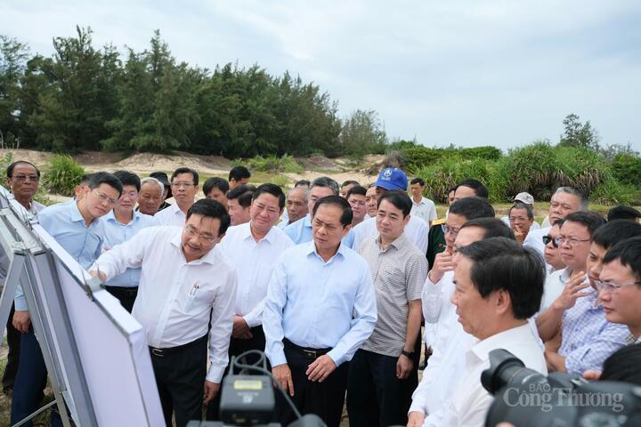 Tại xã Vĩnh Hải, đoàn đã khảo sát thực địa, nghe báo cáo tình hình triển khai dự án Nhà máy điện hạt nhân Ninh Thuận 2