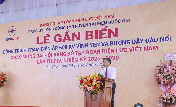 Ông Nguyễn Hữu Tuấn - Phó Bí thư Đảng uỷ EVN phát biểu.
