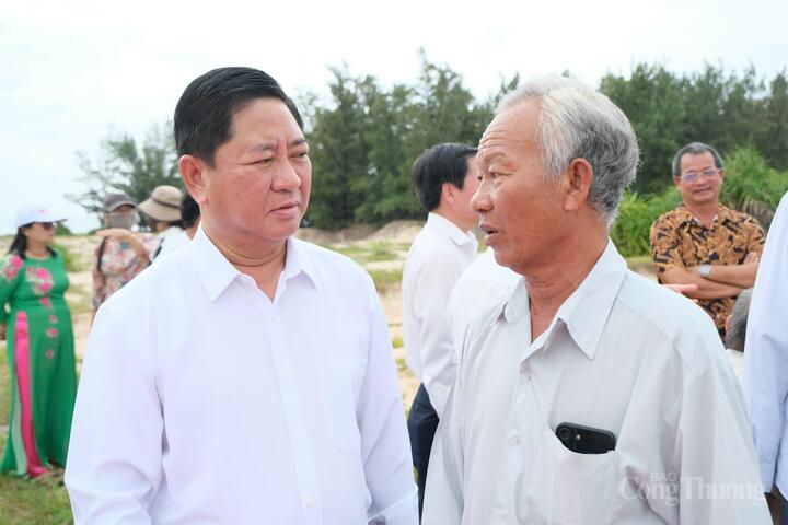 Chủ tịch UBND tỉnh Trần Quốc Nam lắng nghe chia sẻ của người dân trong vùng dự án