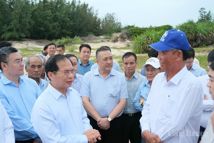 Phó Thủ tướng Chính phủ Bùi Thanh Sơn thăm hỏi và nắm bắt tâm tư, nguyện vọng của người dân tại khu vực quy hoạch dự án Nhà máy điện hạt nhân Ninh Thuận 2
