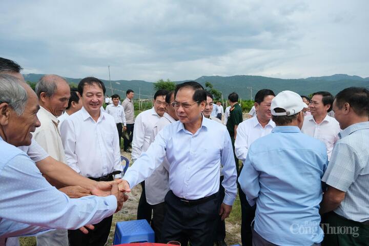 Đoàn công tác đã thăm hỏi và nắm bắt tâm tư, nguyện vọng của người dân tại khu vực quy hoạch dự án Nhà máy điện hạt nhân Ninh Thuận 2