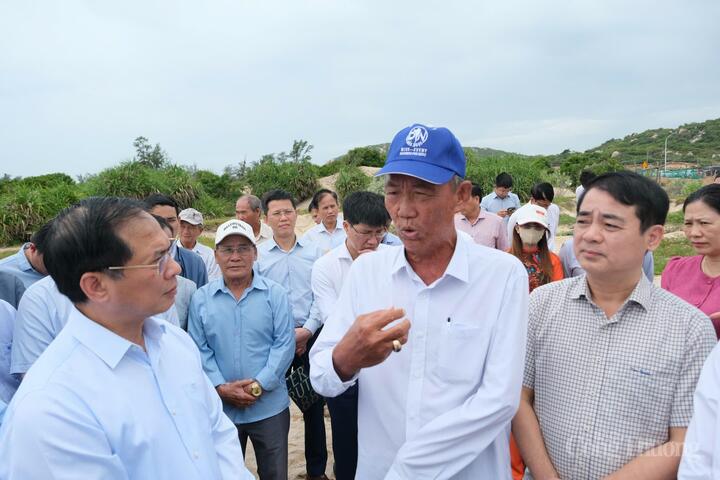Phó Thủ tướng Chính phủ Bùi Thanh Sơn lắng nghe tâm tư của người dân trong vùng dự án