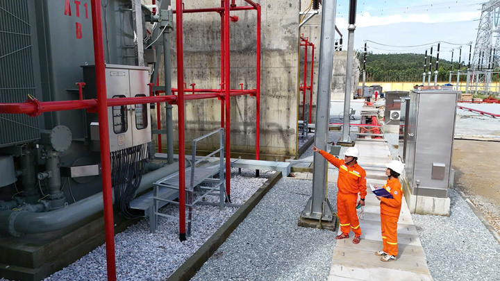 Công nhân truyền tải kiểm tra thiết bị tại Trạm biến áp