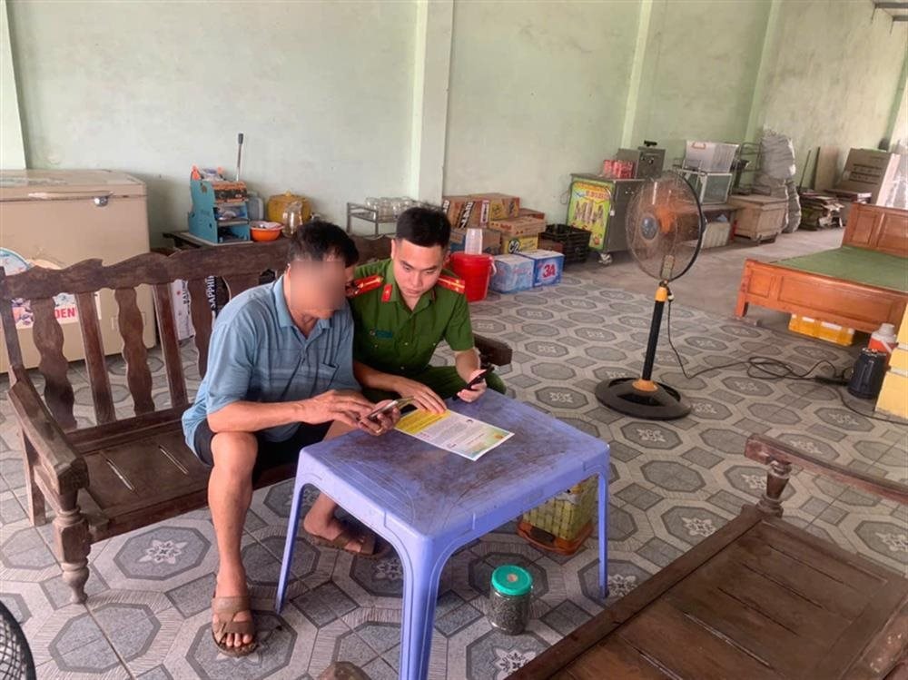 cong-an-xa-quang-ha-tuyen-truyen-cho-ong-n.v.t-lien-quan-den-lua-dao-qua-mang.jpg