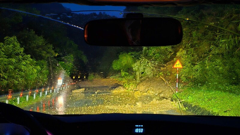 Sạt lở đất khiến quốc lộ 7 chưa thể thông đường. Ảnh: Cơ sở cung cấp