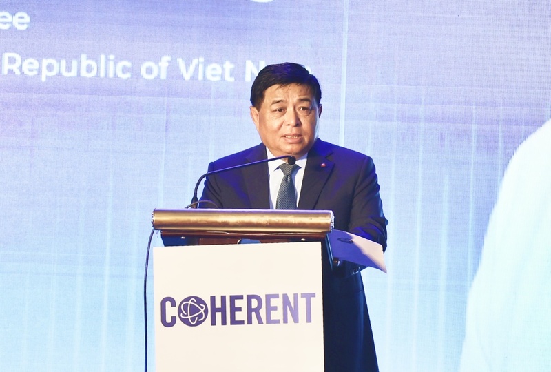 Phó Thủ tướng Nguyễn Chí Dũng nhấn mạnh: Việt Nam đang trở thành "cứ điểm chiến lược" cho các tập đoàn công nghệ lớn hàng đầu thế giới, như NVIDIA, Apple, Google, Qualcomm, Amkor, Marvell, Intel, Meta… và hôm nay là Coherent - Ảnh: VGP/Thu Sa