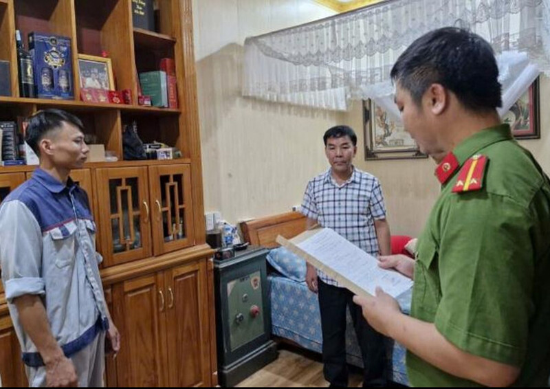 1 trong đối tượng liên quan đến đánh bạc có “Sơn chùa”, thủ nhang đền Am Tiên (áo caro). Ảnh: Công an Thanh Hóa