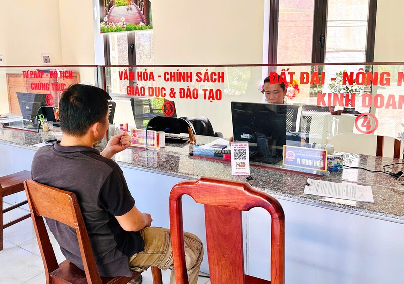 Tuy còn thiếu cán bộ, nhưng các địa phương đều linh hoạt điều động cán bộ, từ đó các thủ tục, yêu cầu của người dân đều được giải quyết thỏa đáng, kịp thời