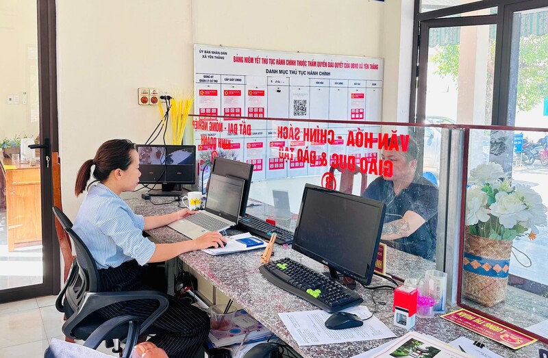 Cán bộ xã Yên Thắng giải quyết thủ tục hành chính cho công dân