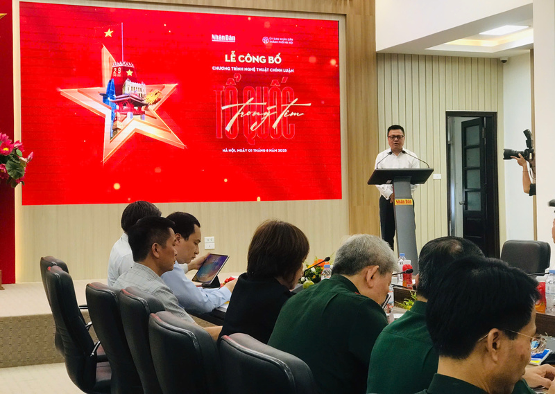 Ông Lê Quốc Minh, Tổng Biên tập Báo Nhân Dân phát biểu tại Lễ công bố Chương trình “Tổ quốc trong tim”. Ảnh: Hoa Quỳnh