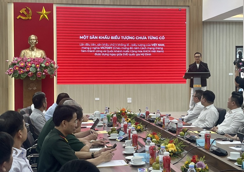 Ông Đặng Lê Minh Trí, Tổng đạo diễn chia sẻ thông tin về chương trình “Tổ quốc trong tim”. Ảnh: Hoa Quỳnh