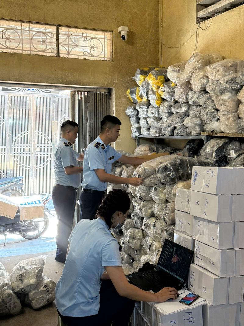 Lực lượng Quản lý thị trường Hà Nội kiểm tra một cơ sở kinh doanh hàng vi phạm quyền sở hữu trí tuệ. Ảnh: Chi cục Quản lý thị trường Hà Nội.