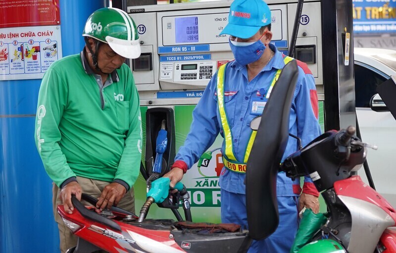 Nhiều tài xế xe ôm công nghệ đã có thói quen đổ xăng E10 cho phương tiện của mình. Ảnh: Khôi Nguyên