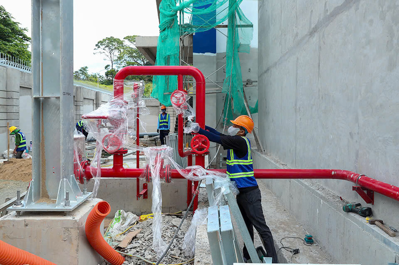 Công nhân nhà thầu đang lắp đặt thiết bị tại Trạm biến áp 110kV Côn Đảo