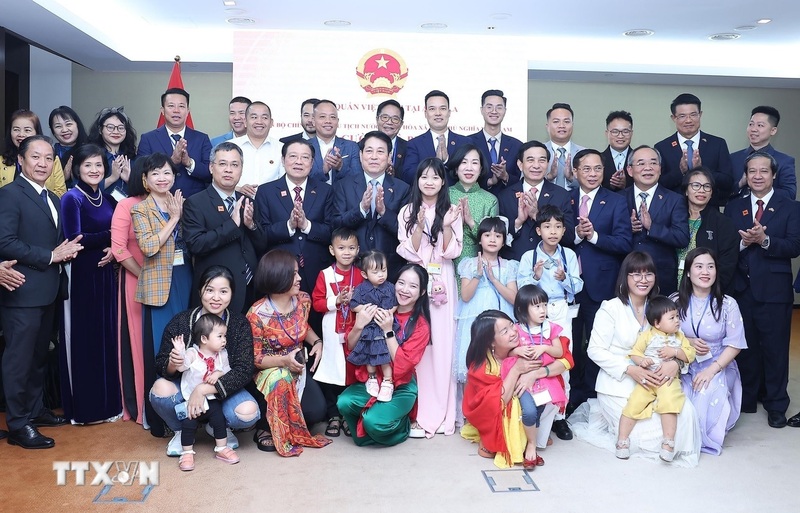 Chủ tịch nước Lương Cường, Phu nhân và các đại biểu với cán bộ, nhân viên Đại sứ quán và đại diện cộng đồng người Việt Nam tại Angola. Ảnh: Lâm Khánh/TTXVN