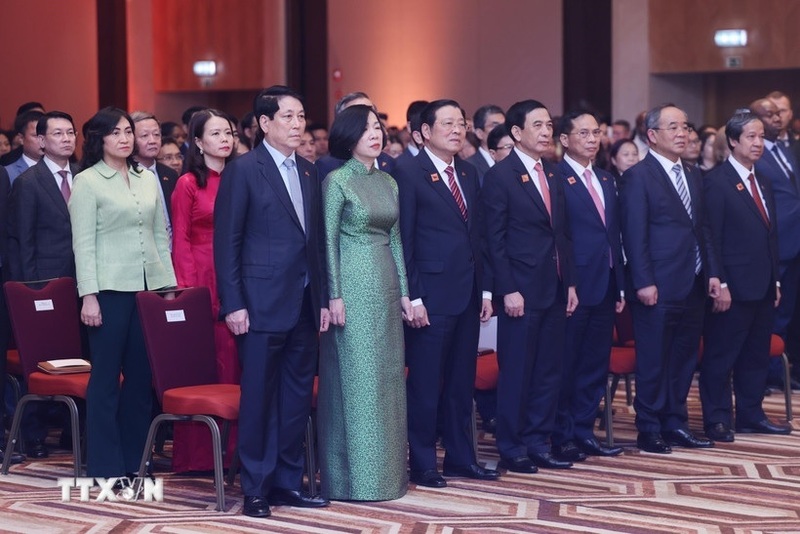 Chủ tịch nước Lương Cường và Phu nhân cùng Đoàn đại biểu cấp cao Việt Nam chào cờ. Ảnh: Lâm Khánh/TTXVN