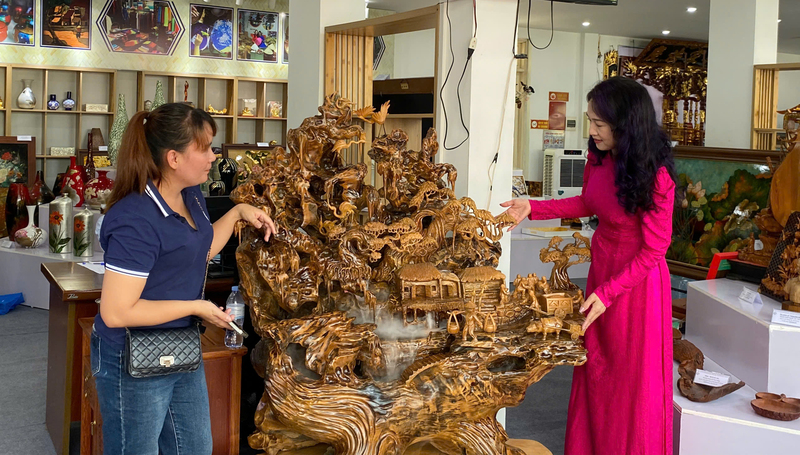 Sản phẩm đồ gỗ điêu khắc được trưng bày tại Điểm trưng bày, giới thiệu và quảng bá sản phẩm OCOP Thủ đô (Số 176 đường Quang Trung, phường Hà Đông, TP. Hà Nội). Ảnh: Nguyễn Hạnh