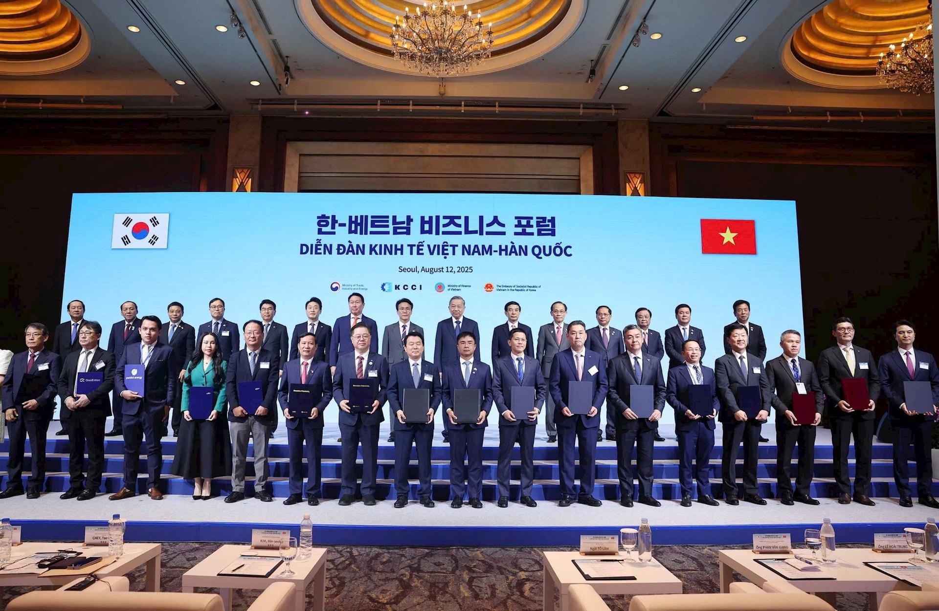 2.-ong-nguyen-chien-thang-ptgd-vietnam-airlines-trao-bien-ban-hop-tac-voi-korean-air-trong-linh-vuc-bao-duong-tau-bay-va-van-chuyen-hang-hoa.jpg