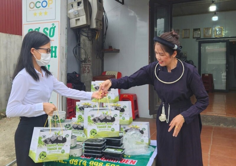 Hoạt động xúc tiến thương mại mở lối tiêu thụ cho sản phẩm vùng cao Cao Bằng. Ảnh: Lê Tuấn