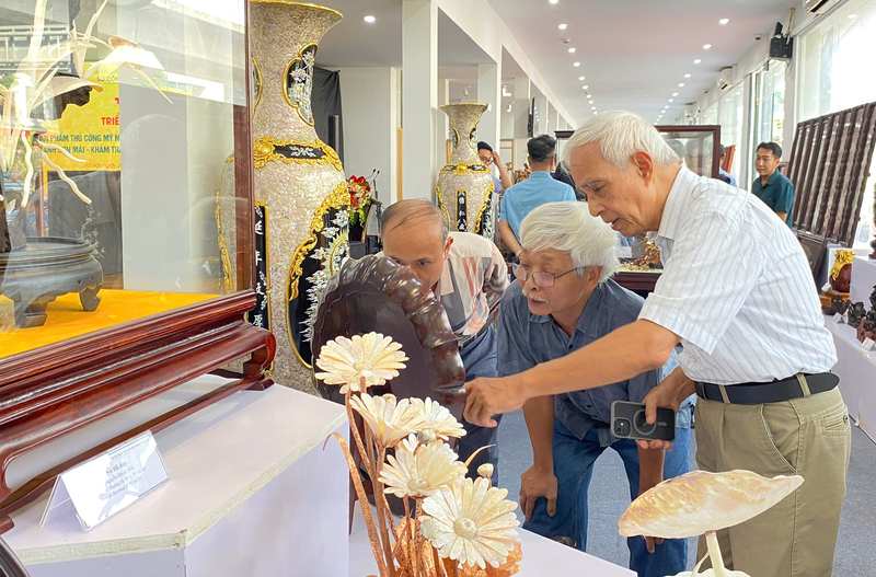 Sản phẩm đồ thủ công mỹ nghệ nhóm hàng sơn mài, khảm trai trưng bày tại Điểm trưng bày, giới thiệu và quảng bá sản phẩm OCOP Thủ đô (Số 176 đường Quang Trung, phường Hà Đông, TP. Hà Nội). Ảnh: Nguyễn Hạnh