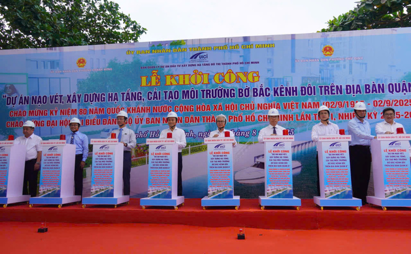 Lãnh đạo UBND TP. Hồ Chí Minh và các đại biểu thực hiện nghi thức khởi công dự án bờ Bắc Kênh Đôi. Ảnh Minh Khuê.