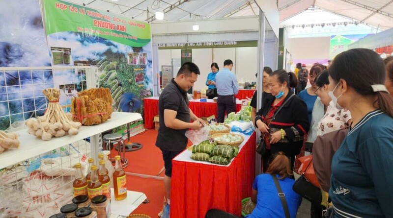Gian hàng trưng bày sản phẩm tại Hội chợ xúc tiến thương mại sản phẩm OCOP tỉnh Cao Bằng năm 2024. Ảnh: Thuỳ Linh
